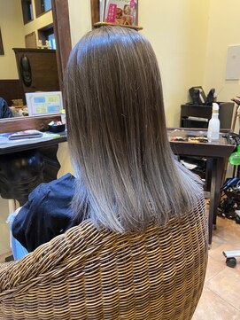 ヘアーリゾート トリップ(Hair Resort Trip) アッシュベージュ×シルバーグレーグラデーション