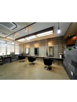 少人数制だから担当がコロコロ変わらない♪丁寧な接客と技術であなたの理想のスタイルを叶えてくれる！