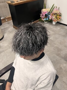 イーラ(era) メンズパーマホワイトメッシュ縦落ちツイスパマッシュ