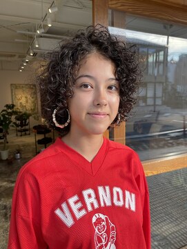 キヨイ(kiyoi) ラテン系クルクルパーマで朝の時短スタイル◎