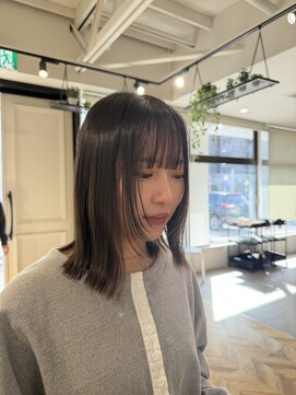 ヤテ(yate') 顔周りレイヤー ミディアムボブ