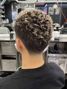 ザ フェイダーズ(The Faderz) 束感ツーブロックマッシュスキンフェード波巻きハイライト高円寺