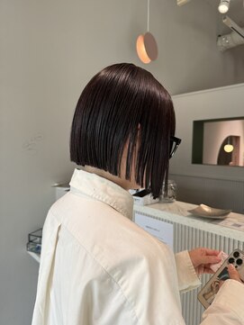 ムーム(Momb) 酸性ストレートでプツッとボブ