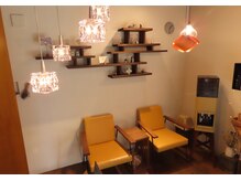 暖かみのある待合いでゆるりとした時間をお過ごしいただけます◎