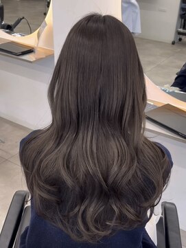 赤みゼロの透明感グレージュ×艶ロング