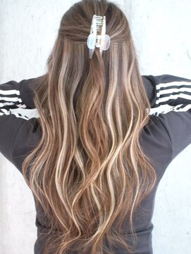 マリアナ(Mariana) ハイライトショートヘアレイヤーカットダブルカラー