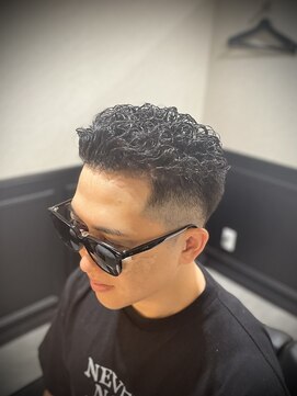 プラウド(PROUD) スキンフェードオールバック無造作パーマスタイル　七三　田町