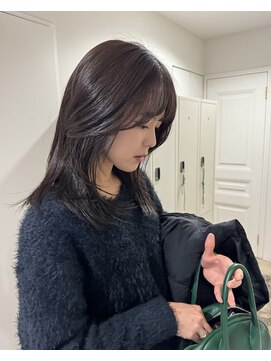 エイチ(811) ミニウルフホワイトグレージュレイヤーカット大人ショート美髪