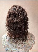 ロング強めスパイラルパーマ暗めカラーウェーブヘアハードパーマ