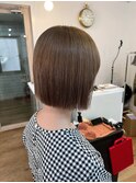 ベージュ×切りっぱなしボブ