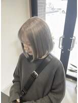 チオ(Chio)&nbsp;シルキーグレージュ × 切りっぱなしボブ