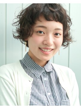 エン(YENN) ショートボブにくるくるの外国人みたいなカール