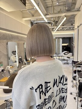 アナ ラーナ(Anna Lanna) 柔らかミルクティーブロンド×切りっぱなしボブ