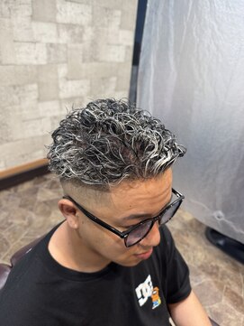ストローヘアー(STRAW hair) #極道パーマ#シルバーメッシュ#スキンフェード#スパイラルパーマ