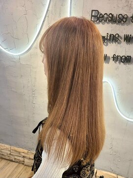  光をまとった明るめカラーの艶ロングヘア