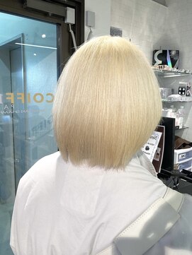 コワファーストナガサキシャンプーボーイ(COIFF1RST NAGASAKI SHAMPOO BOY) ブリーチ2回 抜きっぱなしブロンド