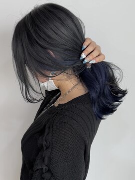 エンヴィー(ENVY) クールな印象のグレージュ×インナーカラーネイビー/ミディアム