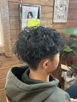 ナイスデー(NICE DAY)の写真/スキャルプケアや眉カットで清潔感UP！男性も気張らず通いやすい、アットホームで木の温もりを感じる空間◎