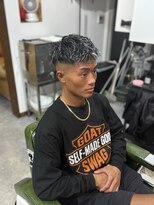 ブル(BULL)&nbsp;スキンフェード×ショートスペインパーマ×ホワイトメッシュ