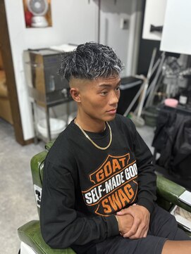 ブル(BULL) スキンフェード×ショートスペインパーマ×ホワイトメッシュ