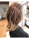ハイライト×アッシュベージュ×レイヤーミディ