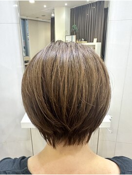 ムーア(MUA) 首元すっきり☆大人ショート