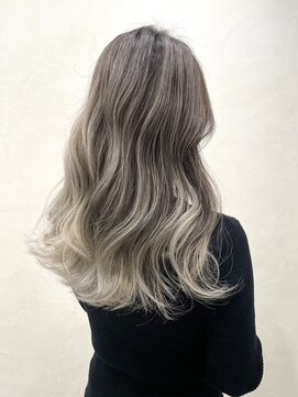 ジゼル(gisele) 【海外風デザイン】バレイヤージュ×ホワイトベージュ