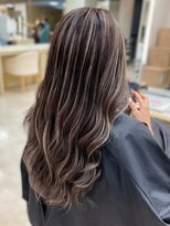 シャルムバイケンジ(Charm.by KENJE)&nbsp;デザインカラーバレイヤージュ細めハイライト白髪ぼかし東京銀座