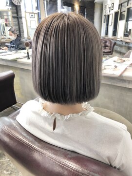 リルア 博多(LIRUA) ミルクティーアッシュフレンチ前下がりボブ