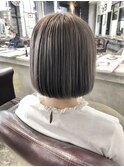 ミルクティーアッシュフレンチ前下がりボブ