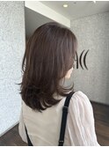 やわらかいミディアムレイヤーカット×グレージュカラー