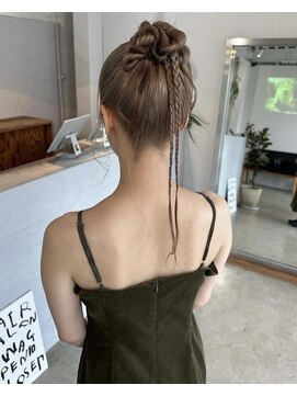 スワッグ(swag) ヘアセットハイトーンブリーチダブルカラーお団子ヘア三つ編み