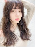 顔周りに柔らかいニュアンスのロングスタイル