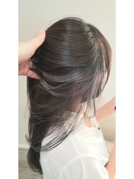 ヘアーアンドネイル ルシア(Hair&Nail Lucia) ダークグレーのインナーカラー