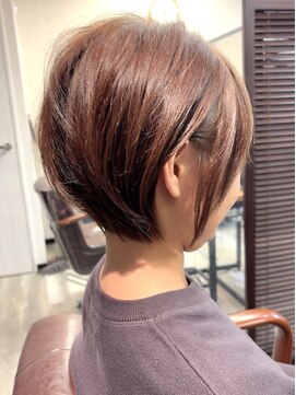 シフトヘア 耳かけショートボブ