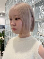 ダメージレスなブリーチカラーで作るホワイトミルクティー