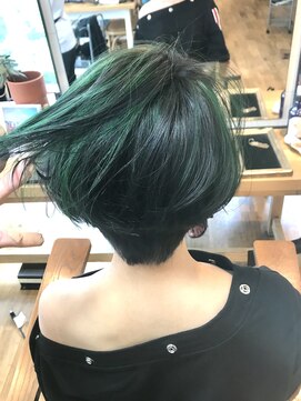 ヘアスペース リズム グリーン(Hair space Rizm green) ハイライト×グリーン