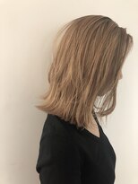 ブロンドベージュ　レイヤーボブ　切りっぱなしボブ