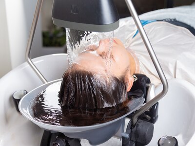 フルフラットのシャンプー台で炭酸泉を使用した頭浸浴がおすすめ