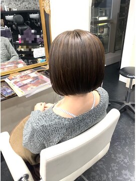 アイズ 渋沢(AIZU) 白髪ぼかしハイライト　前下がりボブ