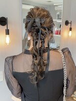 ケリーアン 太田(kelly.un)&nbsp;ローポニー / ツイン編みおろし / ヘアアレンジ / ヘアセット