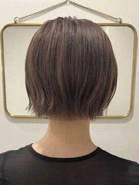 エイチ 梅田(H) 外ハネボブ前下がりボブレイヤーボブミルクティーグレージュ髪型