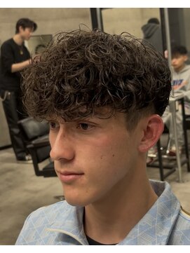 イーラ アメ村店(era) スペインカール　ツイストスパイラル眉カットメンズパーマ