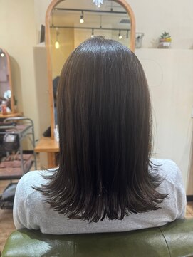 オーストヘアー リュウール(Aust hair Lueur) スモーキーグレージュ×切りっぱなし外ハネミディ