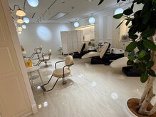プロミルサロン 大阪(Promille salon)の雰囲気（白を基調とした清潔感のある店内、ゆっくりとお過ごし下さい。）