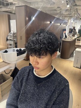 ウノプリールヴァモス(unopulir Vamos) 前下がり波巻きスパイラルパーマ黒髪刈り上げツーブロック