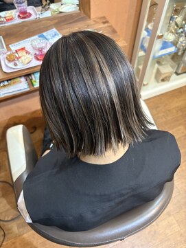 フォルビート(Forbito) 40代50代60代大人ひし形ショートボブ/白髪ぼかしハイライト