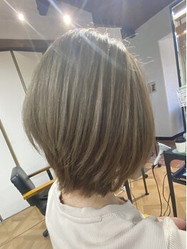 天然由来の成分で、頭皮への負担や刺激臭を抑制するオーガニック。脱白髪染め白髪に合わせた細いハイライト