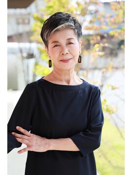 アンヘアナチュラル グレイアンダーカット