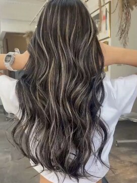 マリアナ(Mariana) ハイライトショートヘアレイヤーカットダブルカラー